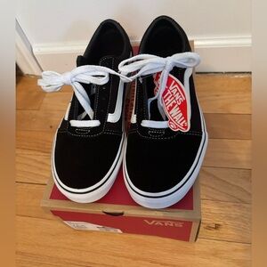 Women’s 7 Vans style Ward NWT
Flexible!